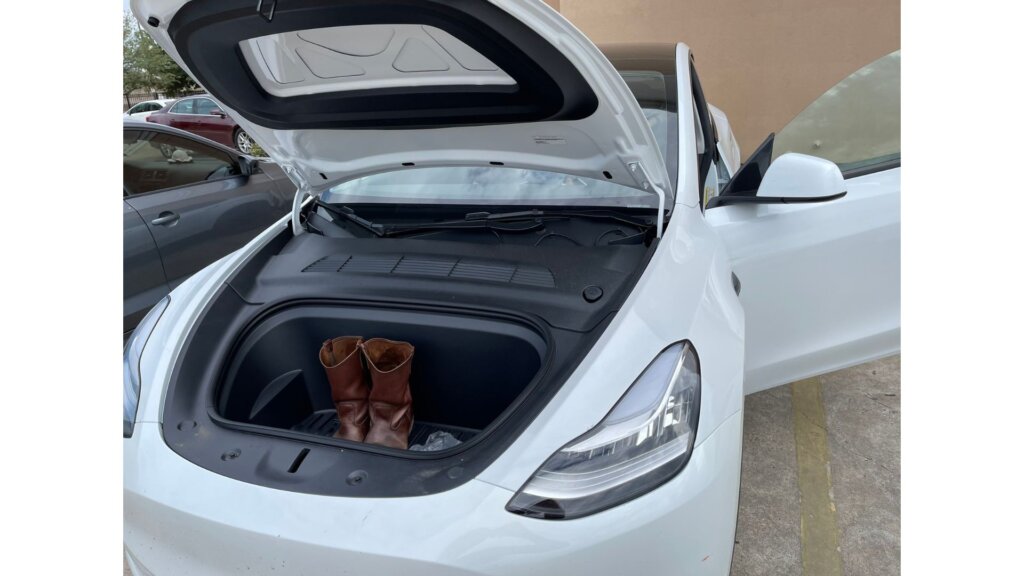https://electriccarfinder.com/electric-cars-with-large-boot-space/